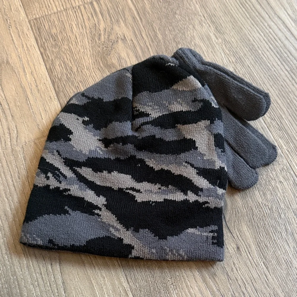 Free with bundle Jurassic World Gray Camo Beanie and Gloves Set